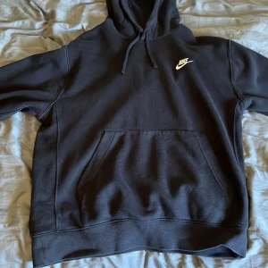 Nike Hoodie  - Nästan nyskick. Har aldrig användt den. Priset kan diskuteras. Hör av er om ni har någon fråga✅✅ 