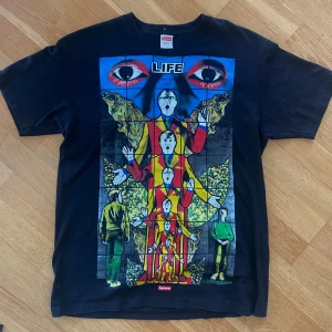 Supreme x Gilbert and George LIFE t-shirt - Snygg unik t-shirt från supreme i nyskick 9,5/10. Storlek M. Säljes för ungefär 1500 på StockX osv. Mitt pris 599 kr. Priset kan diskuteras vid snabb affär.