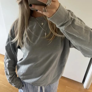 Grå tröja - Säljer min grå tröja, inga defekter eller täcken på användning 💗