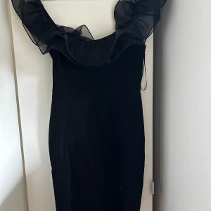 Asos klänning - Svart klänning från Asos som är låg i ryggen och med volanger, sitter så himla fint och perfekt till fest🖤