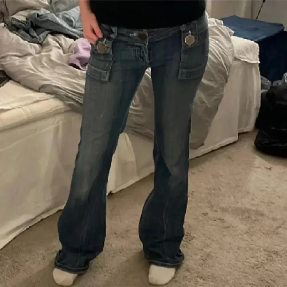 Lågmidjade jeans med coola fickor! Tvärs över midjan: 36, innerbenslängd: 84cm. . Jeans & Byxor.