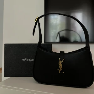 YSL väska - Köpt här på Plick , använd en gång. Jättefint skick säljes pga använder ej små väskor.