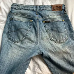 Supernice lee jeans ! I storlek w29 och L35, midjemåttet är ca 40 cm och innerbenslängden är ca 87 cm💕 är straight leg