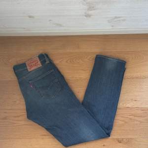 Levis 511 jeans | skick 9.7/10 | storlek: 30/32 | nypris: 1099kr | pris: 299kr | frakt via postnord på köparens bekostnad | hör av dig vid minsta lilla fråga eller fundering 🤗