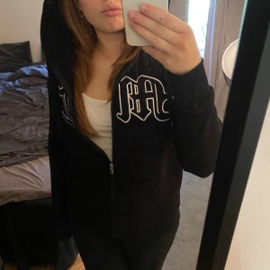 Tuttolente hoodie - Active boys. Du har säkert sett flera stora namn bära deras märke. Säljer denna eftertraktade tröja från Tuttolente som varit slutsåld under en längre tid till ett otroligt pris‼️ Nypris 1500kr