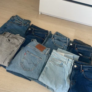 Jeans  - Åtta par jeans 7 par år regulator fit och ett par nya kostar 799 och har haft i 7mån och ett par 501 som nya kostar 1099 ni får alla för 1799 