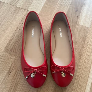 Röda ballerinaskor - Jättefina röda ballerina skor som är i nyskick. Säljer då det var för små för mig