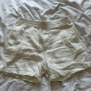 Säljer dessa vita linne shorts från H&M i nyskick! Köpta förra sommaren. Nypris 349kr