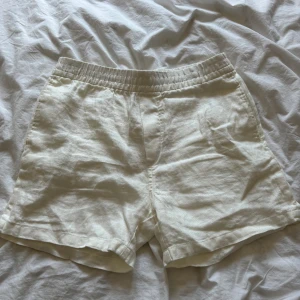 LinneShorts - Säljer dessa vita linne shorts från H&M i nyskick! Köpta förra sommaren. Nypris 349kr