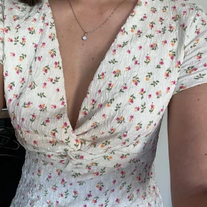 Vit kort klänning - Från Mango, mjukt och skönt material! Härlig klänning till sommardagarna Storlek M men upplevs som S