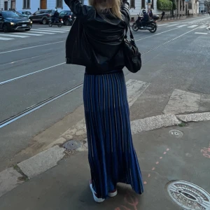 💋randig maxikjol💋 - Säljer min superfina kjol som tyvärr inte längre kommer till användning, inga slitningar och stretchigt material