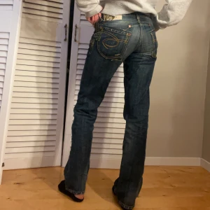 Super fina jeans - Så snygga jeans som tyvärr inte kommer till användning🩷 Bra skick då jag inte är nöjd med hur de sitter på mig💕 köp via köp nu❤️