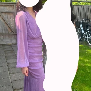 Festklänning - Säljer en superfin pastell lila festklänning. Glittrar fint & fladdriga ärmar. Storlek S använd en gång. Absolut inte genomskinlig då den har tyg under. 