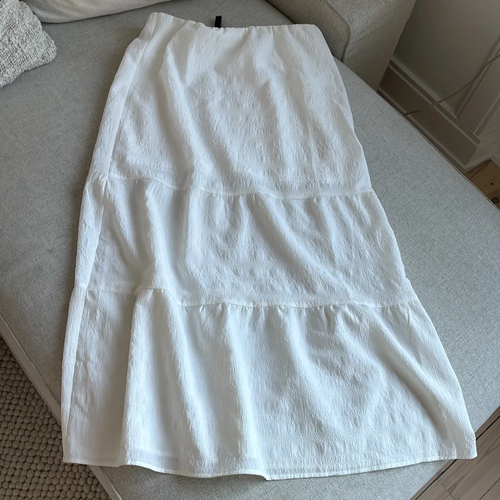 En vit långkjol till h&m med innerkjol. Använd ett fåtal gånger så i bra skick! Jag är 165 cm och är perfekt på mig. . Kjolar.