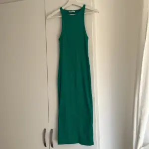Snygg grön långklänning från Zara✨  Ribbat material🌼 Sparsamt använd!