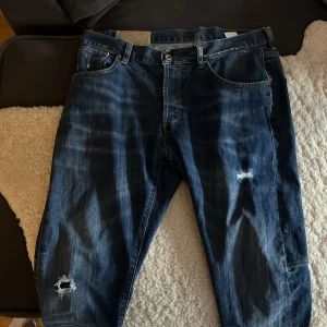 Dondup jeans  - Tja!säljer dessa as feta dondups jeansen i modellen hankey .Storlek 34 men sitter lite mindre i storleken. Skicket är 9/10. Hör av er via funderingar!