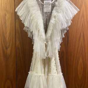 Ida Sjöstedt Nathalie dress - Fantastik klänning perfekt till sommarfesten! Helt ny/oanvänd med lappar kvar. Märke: Ida Sjöstedt  Modell: Nathalie dress  Färg: Cream White  Billigaste priset på nätet idag: 3497kr Mitt pris: 2500kr  Spårbar frakt betalas av köpare.