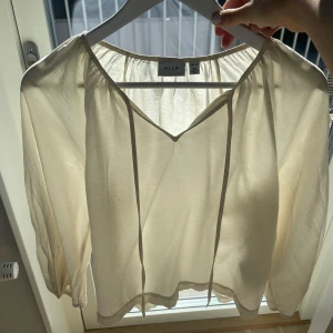 Blus - Vit blus från Vila💗 Luftigt material, perfekt till vår/sommaren😍