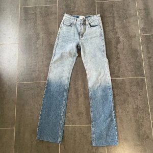 Jeans med färgskiftning - fina raka jeans som har färgskiftningar precis under knäet ungefär. aldrig använda så i väldigt bra skick