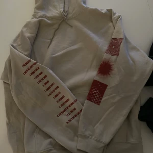Louis Tomlinson beige hoodie - Använd 1/2 gånger och i väldigt bra skick!! 