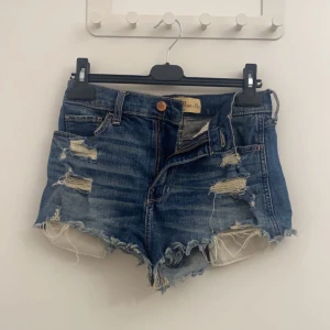 shorts  - säljer dessa jeansshorts från hollister w25, jag har tyvärr råkat suttit mig på asfalten så det blivit små prickar i rumpan och därav lägre pris