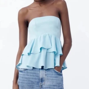 Blå bandeau topp - En ljusblå bandeau topp ifrån ZARA som inte längre säljs, använts en gång innan. Kollar intresse för denna, så skriv prisförslag. Kontakta för fler bilder eller frågor!🛍️✉️