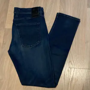 Säljer nu dessa asfeta Replay Anbass jeans i ett gott skick! Storleken är 32/32 sitter som 30/32. Nypris ligger på ca 1800kr❌ mitt pris endast 399kr✅ Hör av dig vid minsta lilla fundering!! 😊🙃