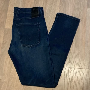 Replay Anbass Jeans - Säljer nu dessa asfeta Replay Anbass jeans i ett gott skick! Storleken är 32/32 sitter som 30/32. Nypris ligger på ca 1800kr❌ mitt pris endast 399kr✅ Hör av dig vid minsta lilla fundering!! 😊🙃