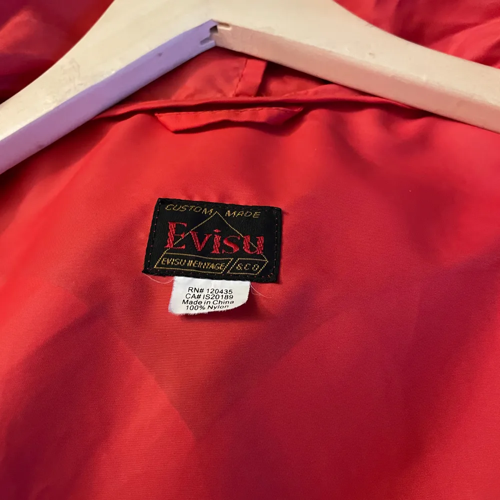 Säljer nu denna röda EVISU jacka då jag inte använder den. Knappt använt själv. Vintage, köpt på 50 Archives popup i Södermalm för något år sedan. Storleken är XL. Pris kan definitivt diskuteras. Kontakta om du har frågor och så vidare!. Jackor.