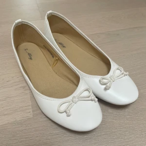 Ballerinaskor  - Super söta och trendiga ballerinaskor som är perfekta nu till sommaren😻De passar både till klänningar och till jeans💕