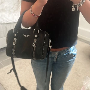 Zadig sunny bag - Zadig sunny bag XS!! Säljer då jag inte använder den längre. Den har tappat lite av sin form samt att några nitar tappat lite färg (se sista bilden) utöver det är den i superbra skick men därav priset💕💕 nypris 5000 och bara att skriva vid frågor!!