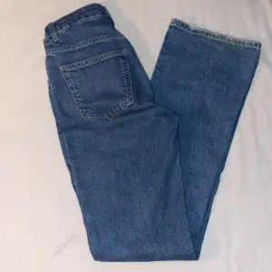 Ett par low flare jeans från Gina Tricot. Otroligt bra längd med tanke på att jag är ganska lång och att det är storlek 34. Har liknade därför ska de säljas. (Original pris: 500kr)