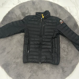 Parajumper jacka (äkta) - Knappt använt, storlek M. Färg mörk grå 