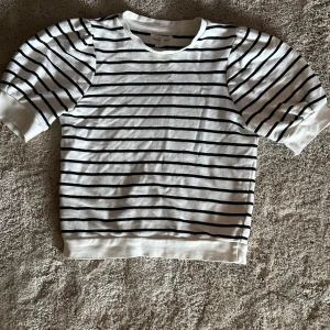 Randig tröja - Säljer denna fina tröjan i storlek XS Superfin och är i mkt bra skick😍  