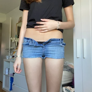 Lågmidjade shorts  - Super snygga jeans shorts som Tyvär är lite för små för mig. 