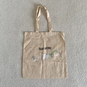 Djerf Avenue tygkasse pop up Limited - Tygkasse från Djerf Avenue pop up. Utan anmärkningar, aldrig använd men lite skrynklig.