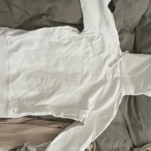 Stone Island hoodie - Mycket bra skick Kostar 3499 i butik Säljer denna för 800