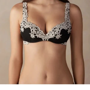 Intimissimi BH - Jag säljer nu min oanvända intimissimi bh pågrund av att den var för liten! Helt ny, köpte den för 500 och säljer för 400 men priset kan såklart diskuteras!💕