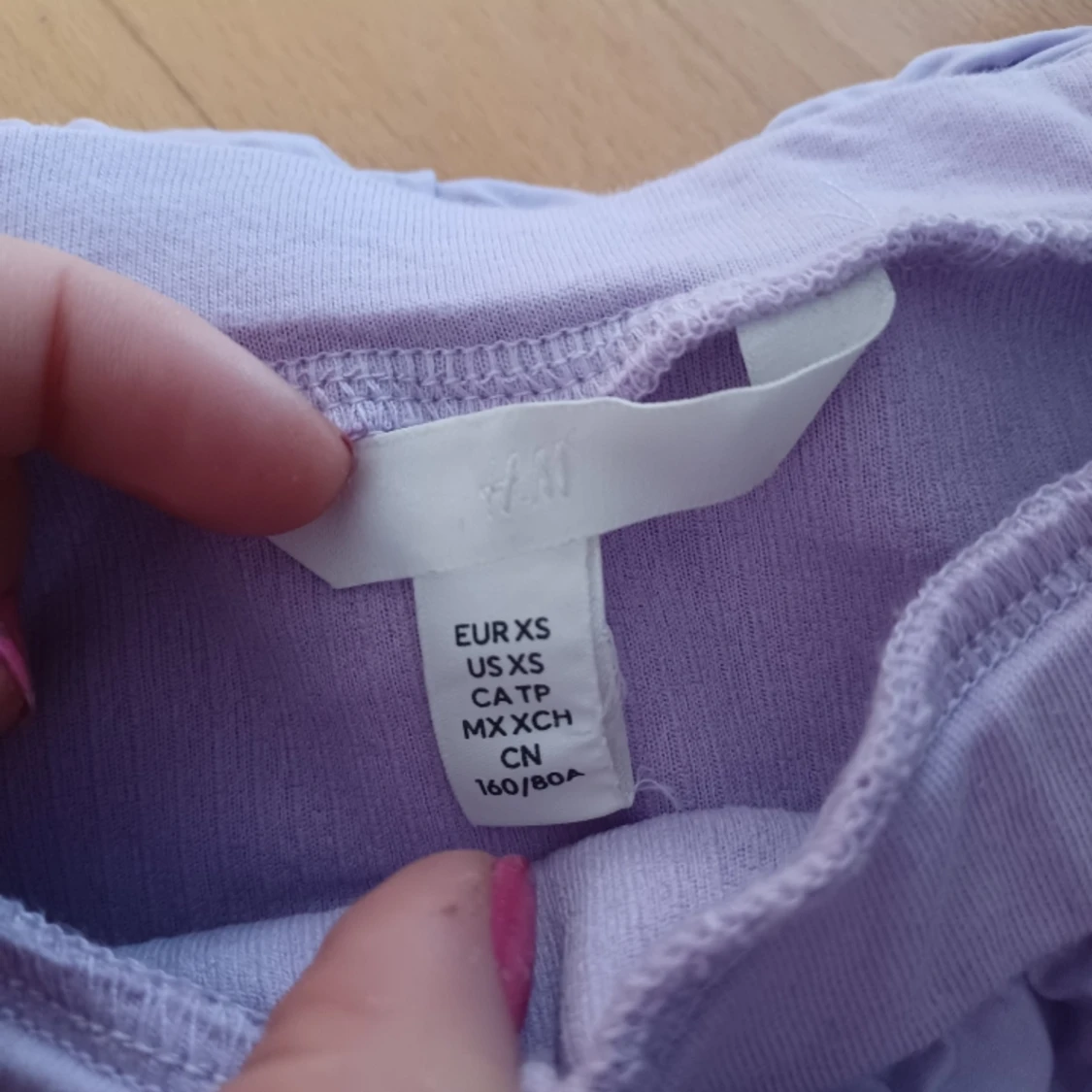 Jättefin lila oanvänd off shoulder tröja med volang från hm - 91