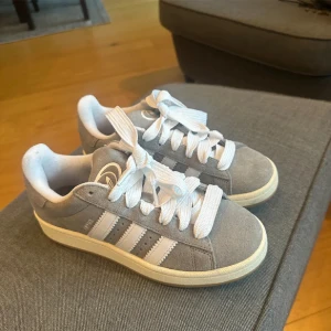 Adidas campus 00s - Hej, jag säljer dessa skorna men kan tänka mig att byta till samma färg fast storlek 38,5 hör av er vid intresse! Dom är använda bara en gång i ungefär 30 min annars helt som nya
