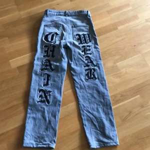 Lukamachain jeans - Väldigt bra skick och endast använt dom fåtal gånger. Köpte begagnade här på plick men gillade tyvärr inte passformen. Dom är lite uppsydda och knappen är är utbytt då den gamla trilla av. (Dom är grå!!)