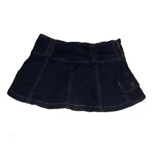 Super söt mörkblå minikjol med inbyggda shorts och en liten ficka på sidan. Den är använd ett fåtal gånger och i perfekt skick.  Midjemåttet tvärs över: 35cm  Totala längden: 26cm Kontakta mig gärna vid frågor osv, pris kan disskuteras💞