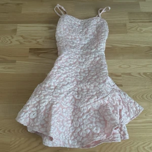 Säljer klänningen för 175 kr. Priset kan diskuteras i privat  - Jag säljer denna klänningen eftersom jag använder aldrig den.