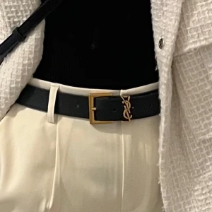 Ysl liknande bälte - Ysl liknande bälte (ej original) i äkta läder, håller hög kvalitet. Endast använts 1 gång. Passar måtten XS-M.