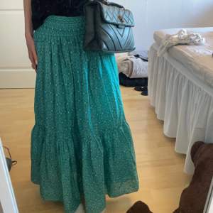 Säljer denna fina lång kjol från zara. Köpt förra sommaren använd kanske 2 gånger superfint skick❤️ jag är 170 cm lång. Använd gärna köp nu annars så kan jag mötas i Stockholm. Hör av er vid frågor ❤️ frakten ingår ej i priset 