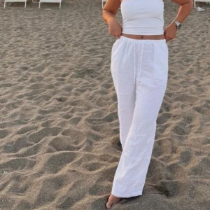 Linnebyxor  - Säljer nu båda mina linnebyxor ifrån HM, båda är i storlek xs och är så sköna i materialet. Dom är använda ett fåtal gånger bara så dom är som nya. Säljer båda för 350 kr eller 175 kronor för 1 par 