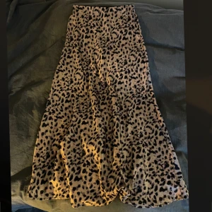 Midi-kjol leopard mönster  - Otrolig kjol i midilängd jag älskat! Från Chiquelle. Tyvärr för liten nu. Försökt få med på bild hur skimrigt och fint det silkesaktiga tyget är 😍