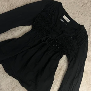 Odd molly blus  - Säljer denna så fina och unika Odd molly blusen. Jag har vanligtvis storlek XS/S och skulle säga att denna blusen är i storlek M. Därav att den ser så stor ut på☺️💗