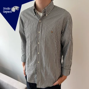 Ralph Lauren Skjorta - Randig Ralph lauren skjorta | Skick: 7,5/10 använd vid få tillfällen | Strl M | Pris 349kr | Modellen är 180cm | Hör gärna av dig vid frågor eller funderingar! 