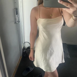 Vit klänning  - Vit siden klänning från zara😍